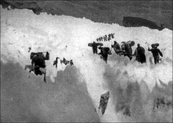 18 Носильщики во льдах кающихся 19 Симон Буркхард л и Ханспетер Рыф в - фото 19