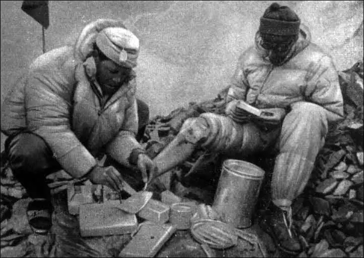 24 В базовом лагере Наш доктор Симон Буркхард перевязывает ожоги Ханспетера - фото 25