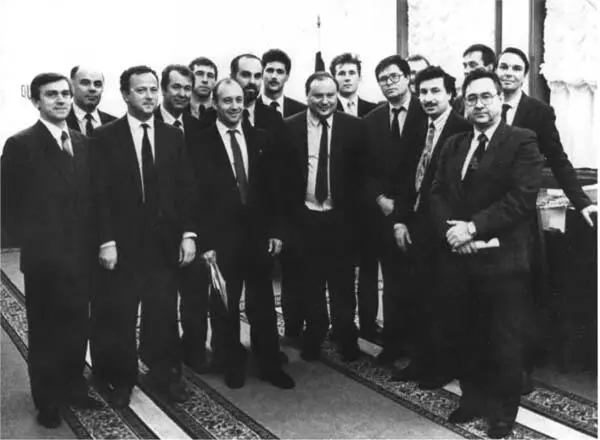 Последний снимок в кабинете премьера Гайдар и его советники декабрь 1992 г - фото 3