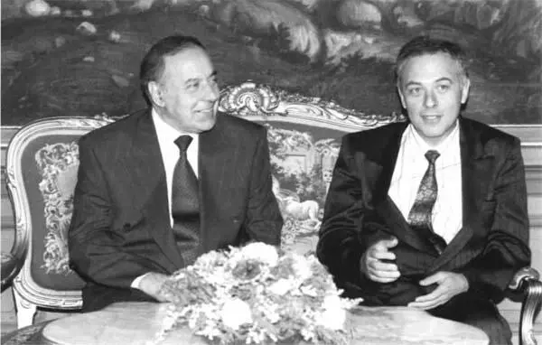 Председатель Верховного Совета Азербайджана Гейдар Алиев на встрече с министром - фото 32