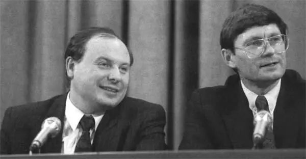 Министр экономики и финансов России Егор Гайдар и вицепремьер и министр - фото 39