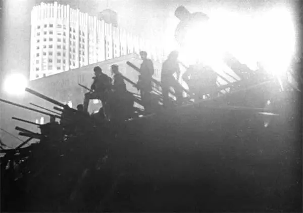 Баррикады у здания Верховного Совета РСФСР Андрей Соловьев ИТАРТАСС - фото 40