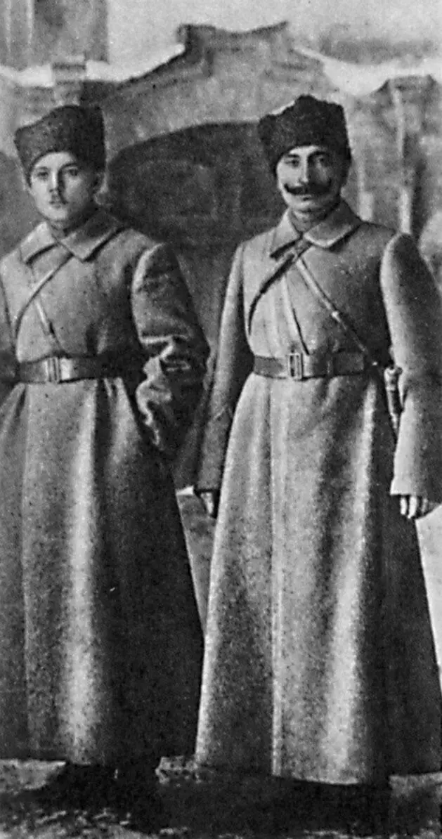 КЕ Ворошилов и СМ Буденный ФК Миронов в тюрьме 1920 год Обращает на - фото 38