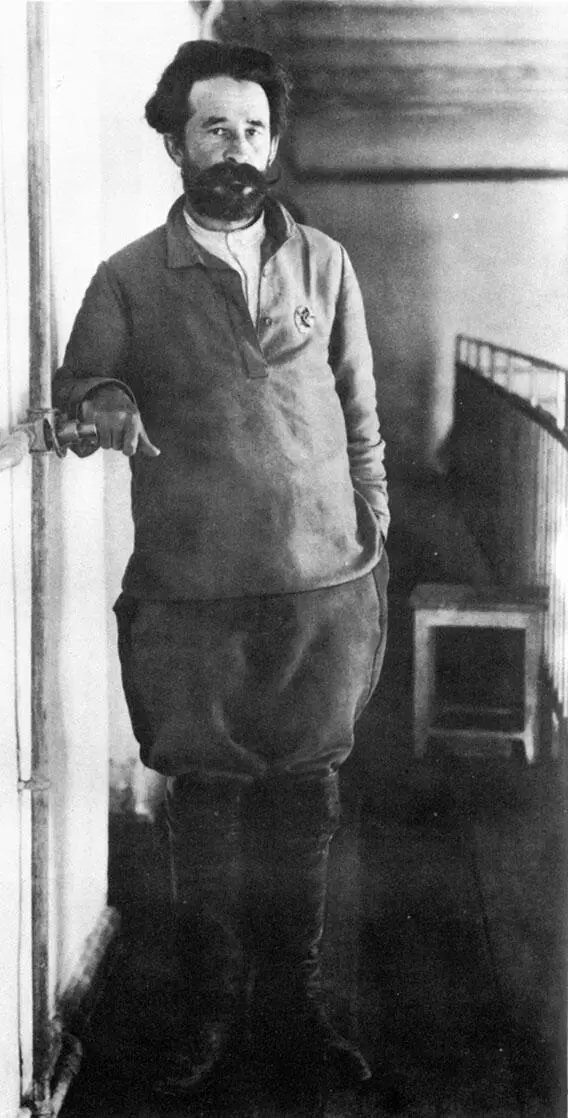 ФК Миронов в тюрьме 1920 год Обращает на себя внимание орден Красного - фото 39