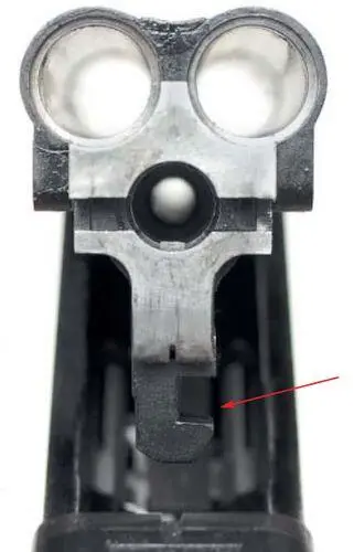 В вырез указанный стрелкой при запирании входит запирающая планка защёлка - фото 11