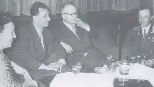 Рудольф Барак второй слева в 1959 году Рядом с ним Павел Медведев - фото 20