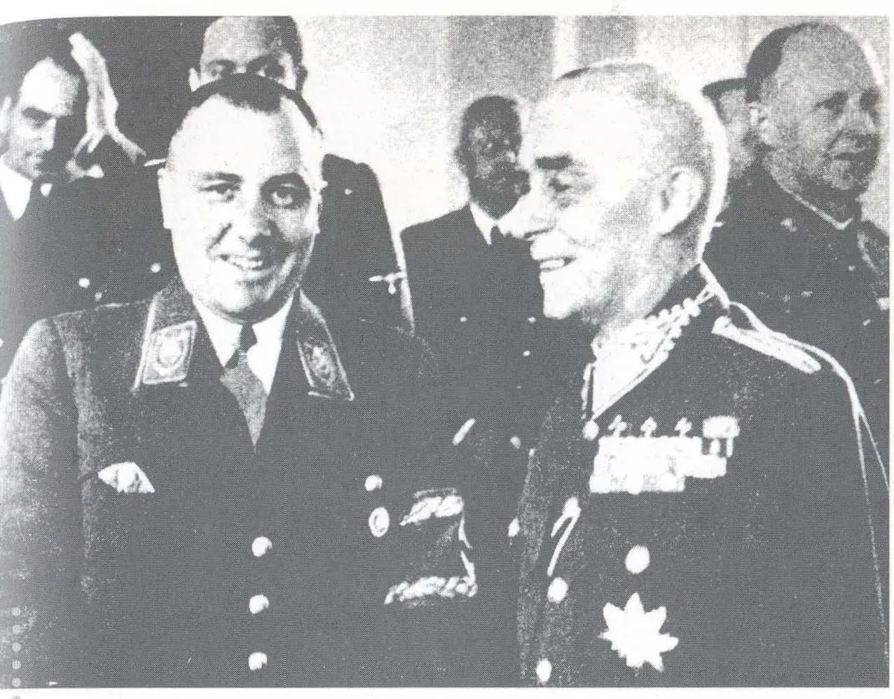 Мартин Борман слева Справа от него лидер венгерской партии Скрещенные - фото 11