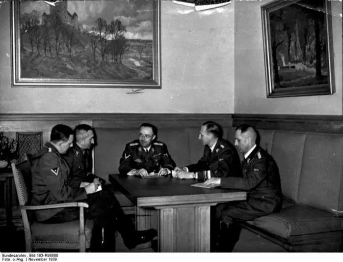 Руководители СС Слева направо Франц Йозеф Хубер майор СС из баварской - фото 8