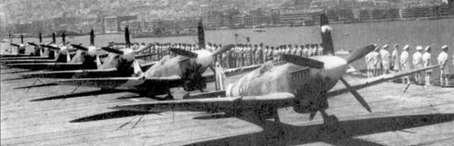 Истребители Спитфайр Mk XIV из 32й эскадрильи сфотографированы на палубе - фото 146