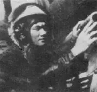 Фам Ханг Сон Сон В впервые встретился в воздухе с американцами 8 мая 1972 г - фото 105