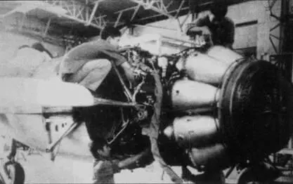Хвостовая часть фюзеляжа истребителя МиГ17 демонтирована для доступа к - фото 117