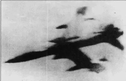 Кадр кинофотупулемета истребителя МиГ17Ф Нгуена Биня сделанный 19 июля 1966 - фото 57