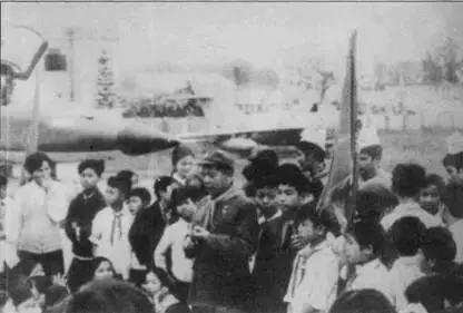 Полковник Нгуен Ньят Чиеу рассказывает школьником на аэродроме Бачмаи о - фото 90