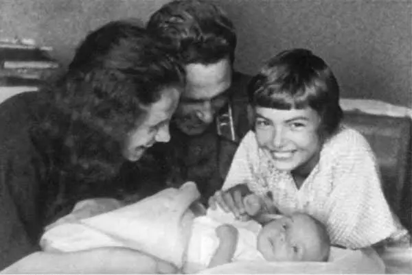 Наталья Ильинична и Николай Эрастович с дочерьми Ларисой и Ириной 1938 г - фото 16