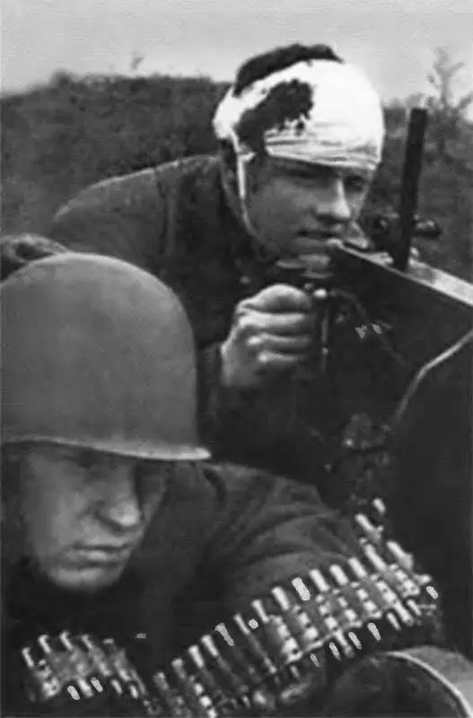 Пулеметчиккрасноармеец получив ранение продолжает бой Август 1938 г - фото 21