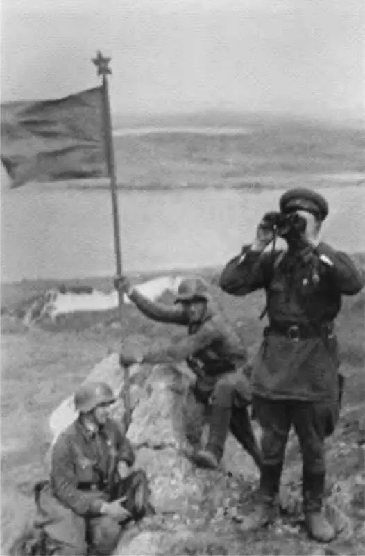 Высота взята Советские воины поднимают на сопке победный стяг Июль 1938 г - фото 22