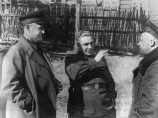 Генерал Н Э Берзарин в центре на СевероЗападном фронте 1942 г Младший - фото 28