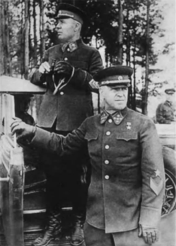 Маршал С К Тимошенко и генерал армии Г К Жуков 1941 г А Гитлер вручает - фото 34
