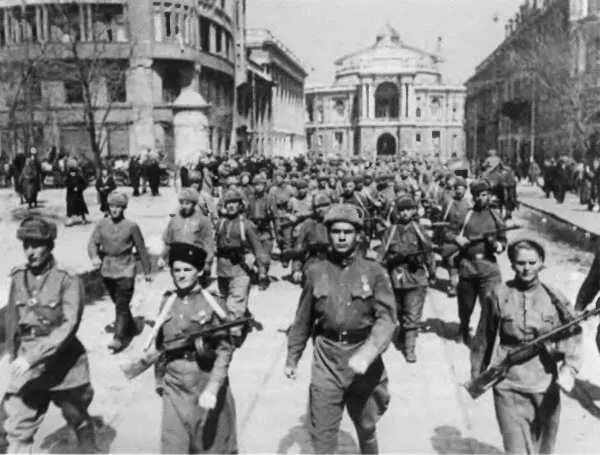 Подразделения 248й стрелковой дивизии в центре Одессы 10 апреля 1944 г - фото 45
