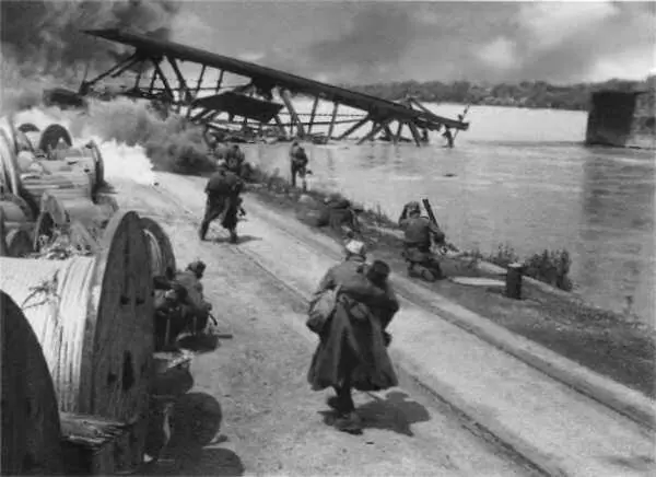 Под огнем противника войска 5й ударной армии форсировали Одер 1 февраля 1945 - фото 51