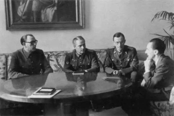 А А Власов и Г Н Жиленков на приеме у Й Геббельса Им казалось что у них - фото 54