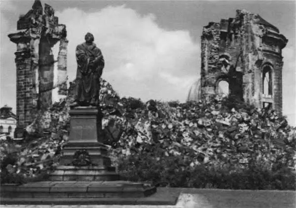 Дрезден после налетов англоамериканской авиации 1314 февраля 1945 года - фото 58