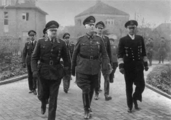 Перед подписанием акта о капитуляции генералполковник Г Ю Штумпф - фото 61