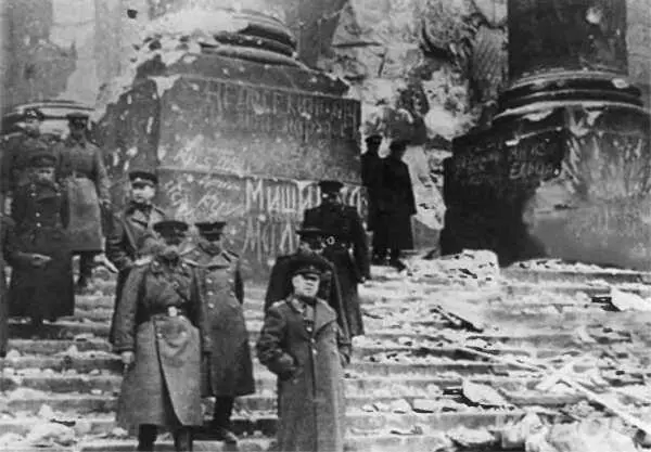 Маршал Г К Жуков и генералполковник Н Э Берзарин за ним на ступенях - фото 70