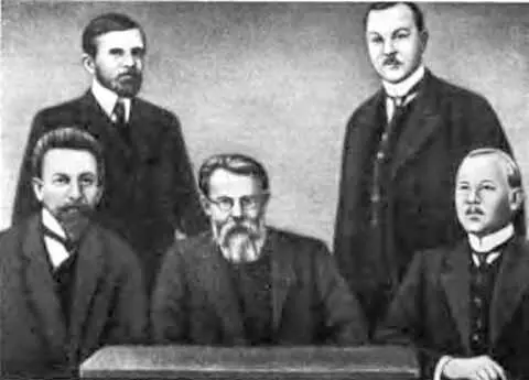 В И Вернадский и его ассистенты в Московском университете в 1911 г Слева - фото 18