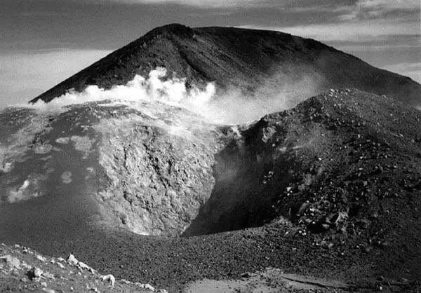 На вершине вулкана Кудрявый на острове Итуруп в местах выхода вулканического - фото 14