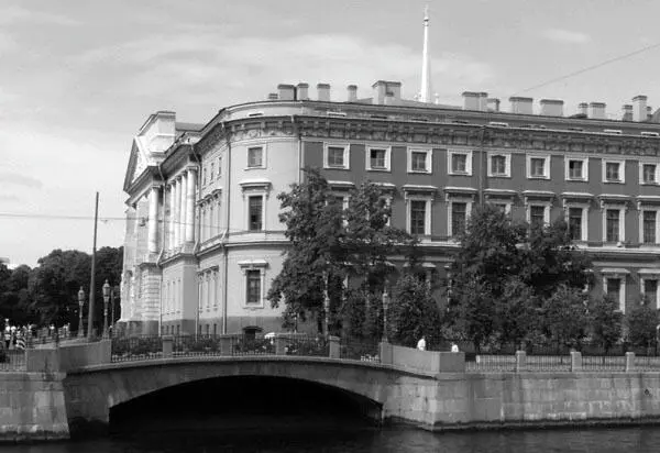 Михайловский замок Современный вид Люди с любопытством ходили вокруг - фото 27