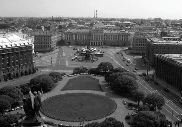 Вид на Мариинский дворец с Исаакиевского собора Главный фасад здания оформлен - фото 28