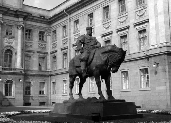 Памятник Александру Третьему во дворе Мраморного дворца Здание было заложено - фото 30