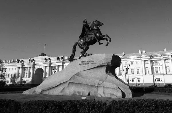 Медный всадник Современный вид Памятник Петру был первым установленным в - фото 59