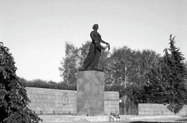 Памятник Родинематери 8 сентября 1941 года замкнулось кольцо блокады и в - фото 66