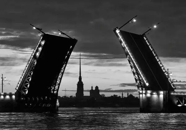 Разведённый Дворцовый мост давно уже стал символом Петербурга История - фото 82