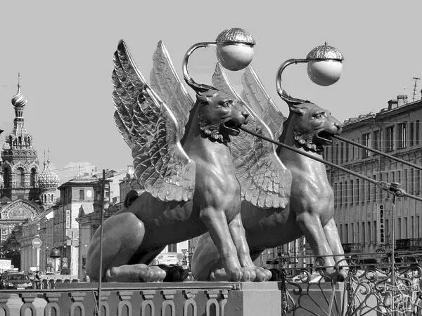 Грифоны Банковского моста Канал Грибоедова пересекает многие центральные улицы - фото 86