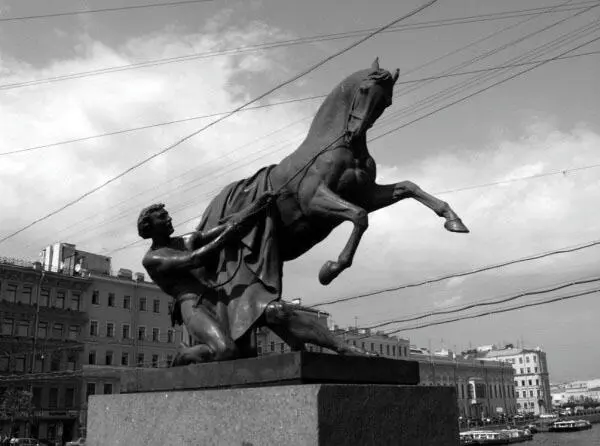 На Аничковом мосту Первый Аничков мост мало отличался от аналогичных - фото 88