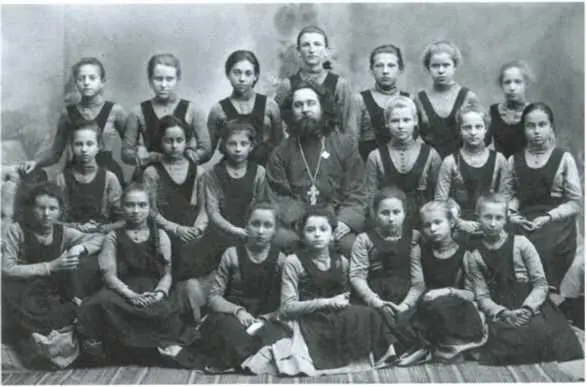 Ученицы Донской женской гимназии с духовным наставником 1900 г Трапеза - фото 49