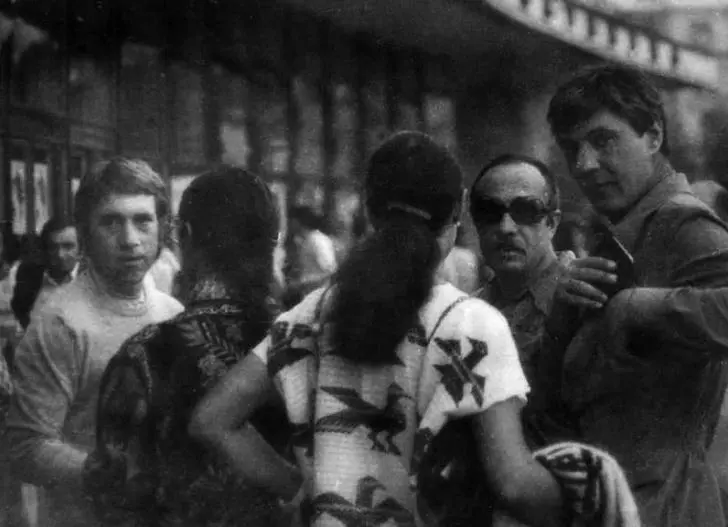 С другом Эдуардом Володарским 1975 год В НИИ скорой помощи с Мариной Влади - фото 19