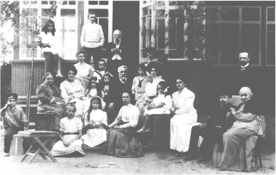 Все семейство во время летних каникул примерно 1909 Бабушка Веры с - фото 8