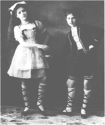 Лена слева и Вера в итальянских народных костюмах 1911 Вера в - фото 9