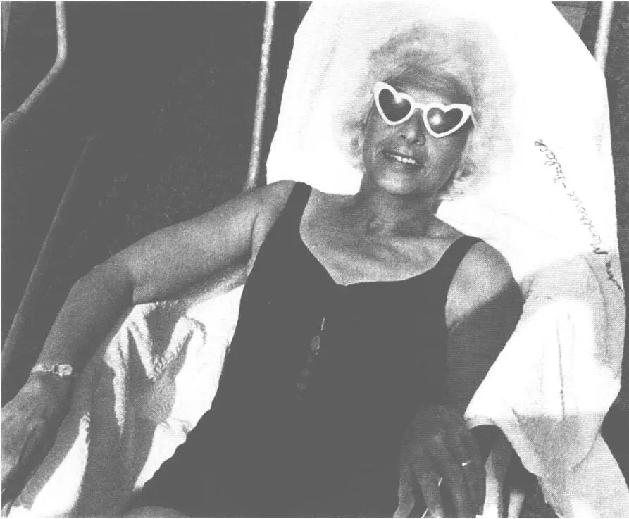 Вера в очках Лолита у бассейна в МонтрёПалас 1966 Март 1976 Веве - фото 45