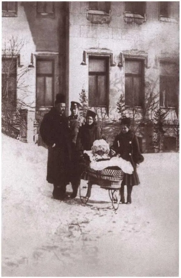 С Т Морозов с детьми Тимофеем Марией Еленой и Саввой 1905 г - фото 49