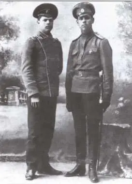 Прапорщик А М Василевский с братом Дмитрием перед отправкой на фронт в 1915 - фото 4