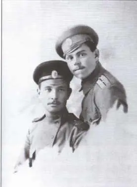 А М Василевский с боевым другом К Д Бездетновым 1917 г Москва готовится - фото 5