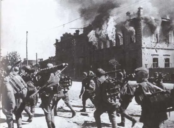 Советские войска занимают город Бобруйск 1944 г Группа офицеров во главе с - фото 10