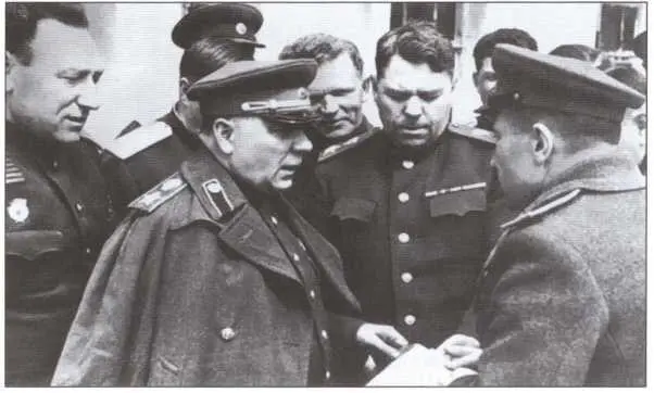 С С Бирюзов К Е Ворошилов К С Мельник А М Василевский на командном - фото 13