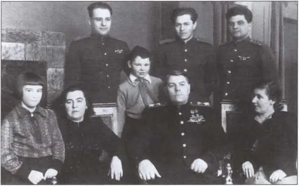 В кругу семьи и близких на даче Слева направо племянница Лариса жена - фото 19