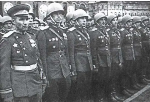 Маргелов на Параде Победы 24 июня 1945 г В Ф Маргелов в послевоенные годы - фото 16